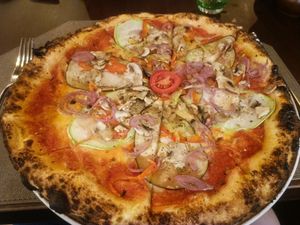 Nagyon finom vegán pizza, van növényi tej, így kávét is lehet fogyasztani! at Spago in Podgorica