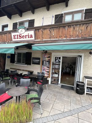 Heute gab es 4 vegane Sorten - Erdbeere, Zitrone, Mango, Limette/Basilikum  at EISeria Eisdiele in Chieming