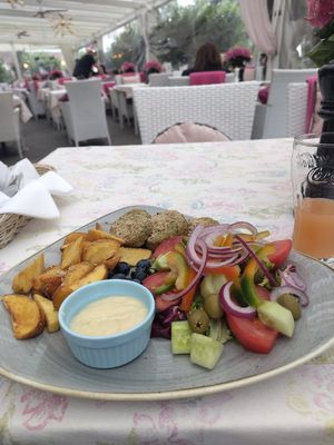War ganz gut. Das Dressing und die Soßen etwas süß. Es gab 4 verschiedene vegane Gerichte auf der Karte. Weine sind auch ausgeschrieben at Carmen in Miedzyzdroje