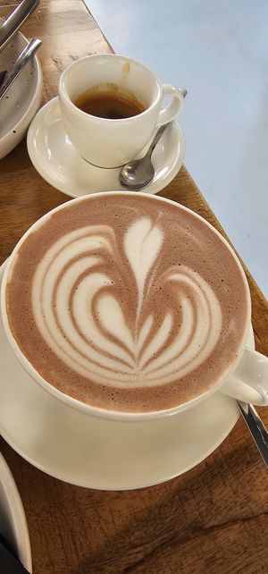 Vegan warme chocolademelk en dubbele espresso at Crave Coffee & Bakery in Rotterdam