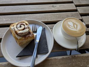 Kaneelbroodjes en flat white at Crave Coffee & Bakery in Rotterdam