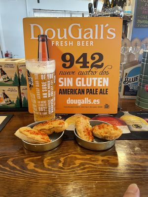 Cerveza sin gluten, vegan friendly con tostas de hummus  at El Campero Viajero in Madrid