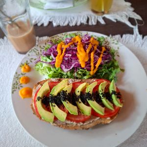 Avocado toast & chaï latte iced at Feelovesophy in Uvita