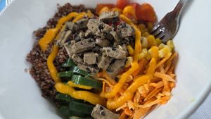 Poke de quinoa at Feelovesophy in Uvita