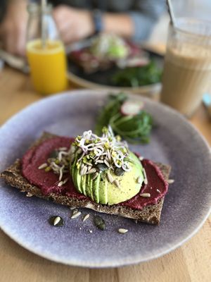Sauerteig Brot mit rote Beete Aufstrich und Avocado   at Lieblingsplatz in Bremerhaven
