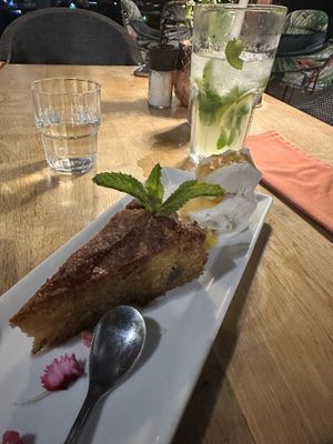 Gâteau à la semoule et à l’orange avec une joule de glace   at Truffles On The Park in Johannesburg