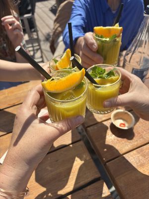 Een waar feestje hier   at Ubuntu in Zandvoort