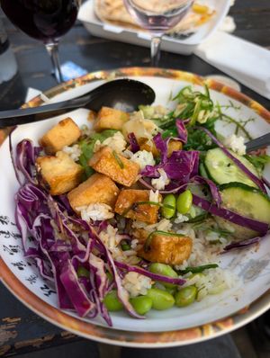 Tofu poke bowl at Værftets Madmarked in Helsingoer