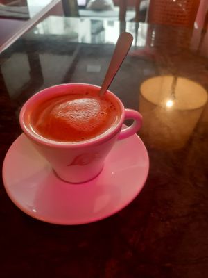 Espacio feminista donde se puede comer o tomar algo.
Tienen platos vegetarianos y veganos y los productos son ecológicos y de proximidad. at La Sinsorga - Cultural Space in Bilbao