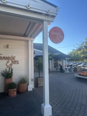 Sign   at Frankie & Jo's in Larkspur