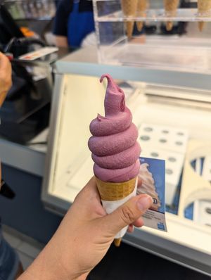 Crème molle vegan aux cerises at L'avalanche Des Glaces BAR LAITIER in Sainte-anne-des-plaines