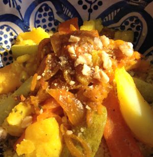 couscous topped with caramelised onion, raisins, potato, carrot, zucchini at Arte y Sabor in Sevilla