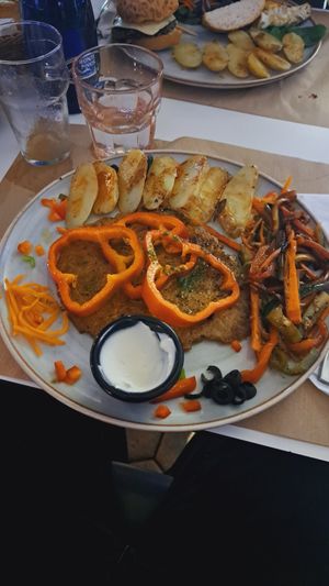 Grilled seitan with green sauce and vegetables at Arte y Sabor in Sevilla