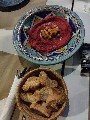 Hummus de remolacha at Arte y Sabor in Sevilla