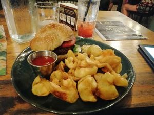 Burger mit Kartoffeln at Lori Restaurant & Deli in Dominical