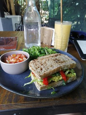 Sandwich mit veganem Eiersalat at Lori Restaurant & Deli in Dominical
