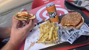 Heerlijke vegan spicy burger met frietjes en ketjap. Op het Omaha beach. Gelukkig was het open en hebben we er heerlijk gesmuld. 💗🌱  at Friterie Rogue in Vierville-sur-mer