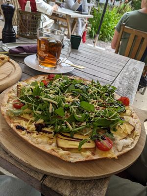 Veganer Flammkuchen größer als er auf dem Foto aussieht, macht gut satt at Altes Pfarrhaus Monreal in Monreal