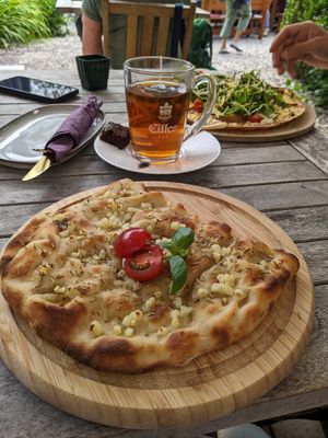 Vegane Pinsa mit Knoblauch und Kräuter (Saisonkarte Juli 2025) at Altes Pfarrhaus Monreal in Monreal