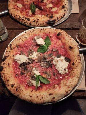 Gold digger at Pretty Pizza in Munich