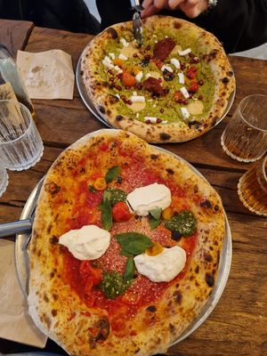 Sooo pretty & buffarella at Pretty Pizza in Munich
