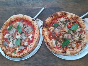Gold digger and Gigi Hadid at Pretty Pizza in Munich