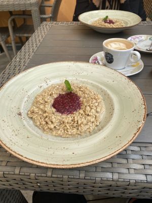 Oatmeal and oat milk cappuccino  at Müüriääre Kohvik in Haapsalu