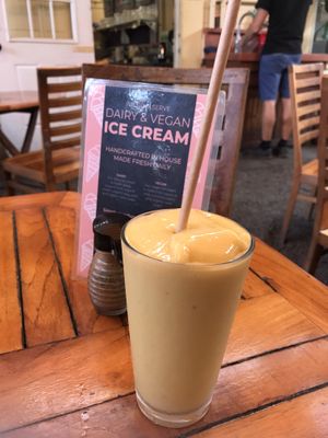 Mango smoothie (vegan) at Cafe des Amis in Paia