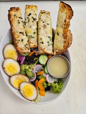 Vegatarian salad (gluten free option available) at La Veillée - Microbrasserie et Pub in Sainte-agathe-des-monts