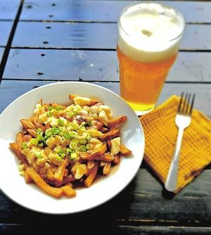 Poutine avec sauce végétalienne et sans gluten. Option de fromage végétalien disponible. at La Veillée - Microbrasserie et Pub in Sainte-agathe-des-monts