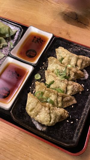 Gebratene Gyoza (links), frittierte Gyoza (Rechts)  at Min Ramen Bar in Heidelberg
