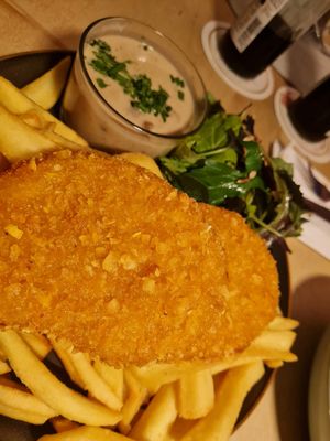 Schnitzel e patatine con salsa ai funghi vegan at Moselstübchen in Cologne