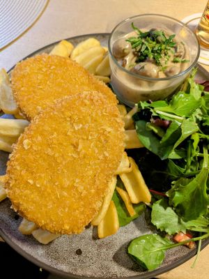 Schnitzel mit Pilzrahmsoße und Pommes at Moselstübchen in Cologne