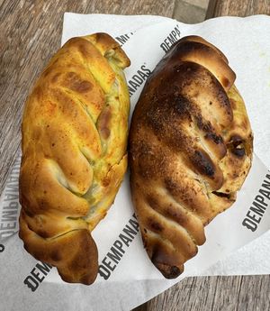 „Fake vegan chicken“ and „soja text“ empanada  at Dempanadas  in Valencia