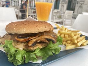 La hamburguesa vegana   at Encanto das Mordomas Café in Viana Do Castelo