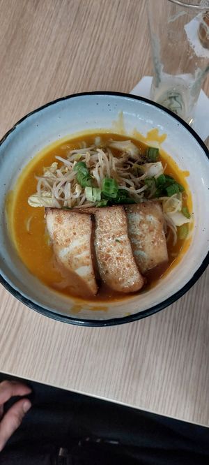 Ottimo ramen con 'sughetto' di Zucca, noodles, tofu germogli di soia at Verderamen in Brescia