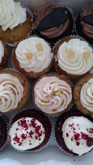 So many options to try out 🤩 at Heavenly Cupcakes in Rotterdam