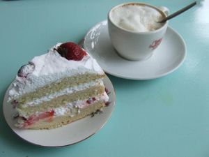 sojacappuccino with strawberry creamcake at Heavenly Cupcakes in Rotterdam