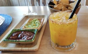 Totopos de aperitivo y cócktel Mango paraíso at El Chibiski del Chilito in Llanes