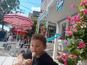 Outdoor seating at Dale and Dollops in Ocean Grove