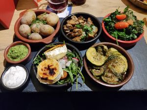 Vegetarischer Tapas Mix mit veganer Ajoli und Green Mojo at Liebbar in Herdecke