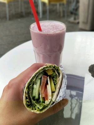 Vegan wrap with vegan milkshake at Kiez & Kugel in Berlin