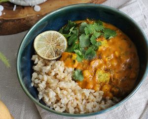 Tofu curry with chickpeas, brown rice, and lemon wedge at Nagotove - Наготове in Moscow