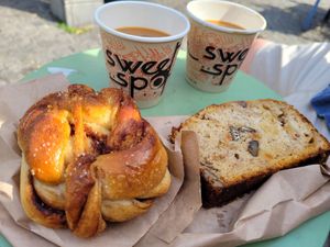Vegan cinnamon roll and banana bread at sweet spot kaffee in Munich