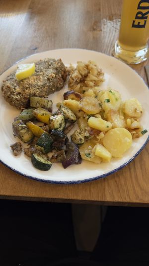 Cashew-Schnitzel mit Bratkartoffeln und Gemüse  at Hotel Weinhaus Zum Schwarzen Bären in Koblenz