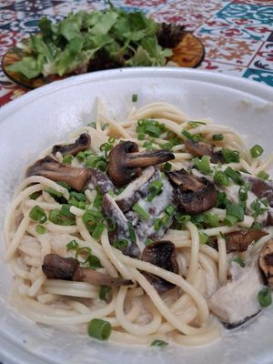 Pasta com cogumelos 🍄 e saladinha orgânica at Orango Mango in Bauru