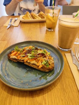 Baba toast and dirty chai at botànic in Barcelona