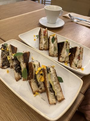 Bikini de queso, setas y trufa, y de mozza vegana con tomate y pesto  at botànic in Barcelona