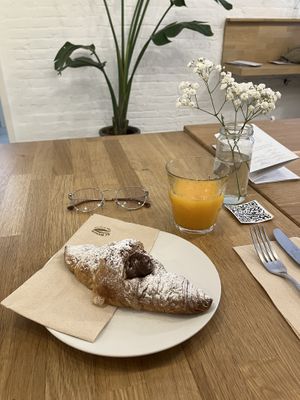 Cruasán y zumo de naranja  at botànic in Barcelona