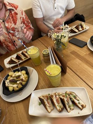 Burned toasts (mozzarella / truffle) and botanic potatoes - literally cooked potatoes topped with store bought mayonnaise topped with „salsa"🥲  at botànic in Barcelona